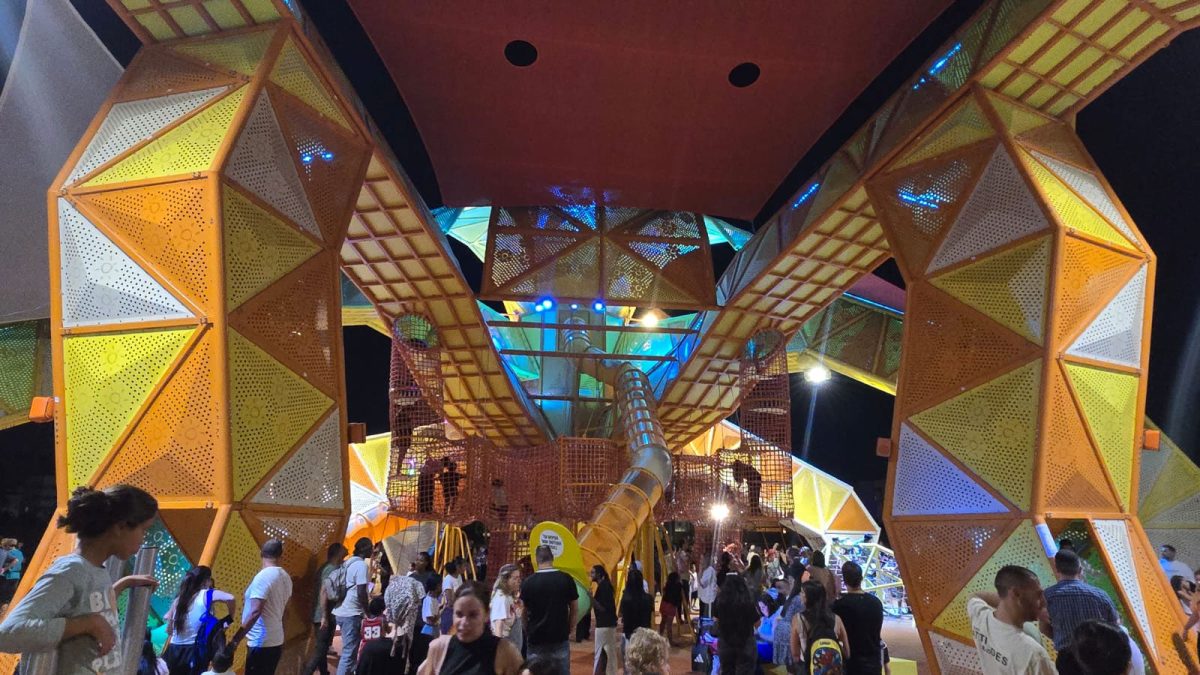 Башня-скалодром на новой детской площадке в Ашкелоне