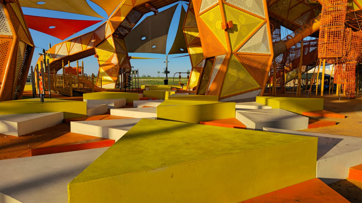 Стильные скамейки в форме разноцветных треугольников