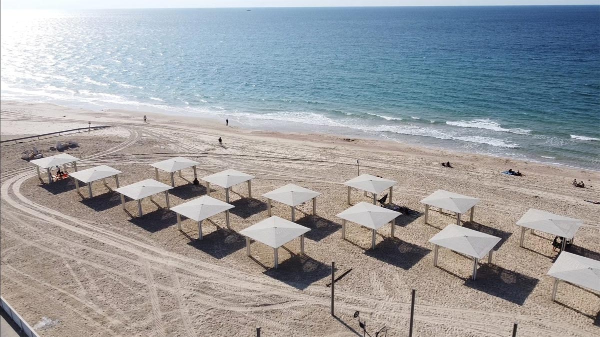 Навесы от солнца на пляже Зиким