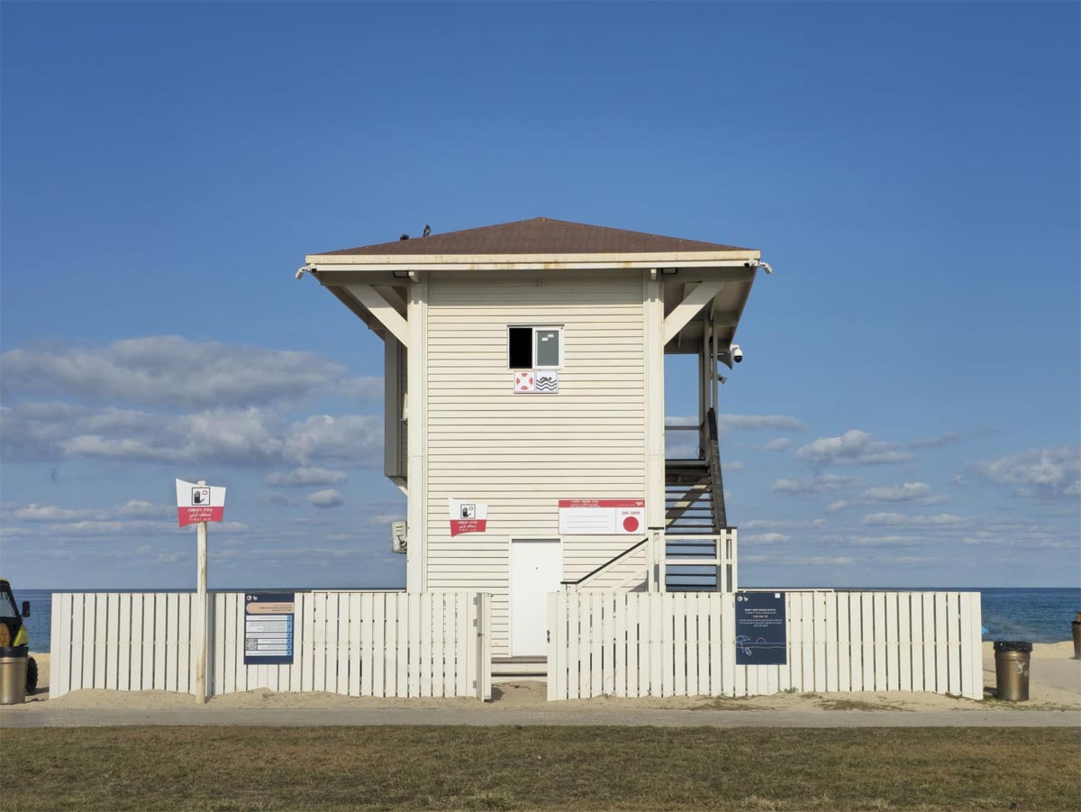 Будка спасателей на пляже Зиким