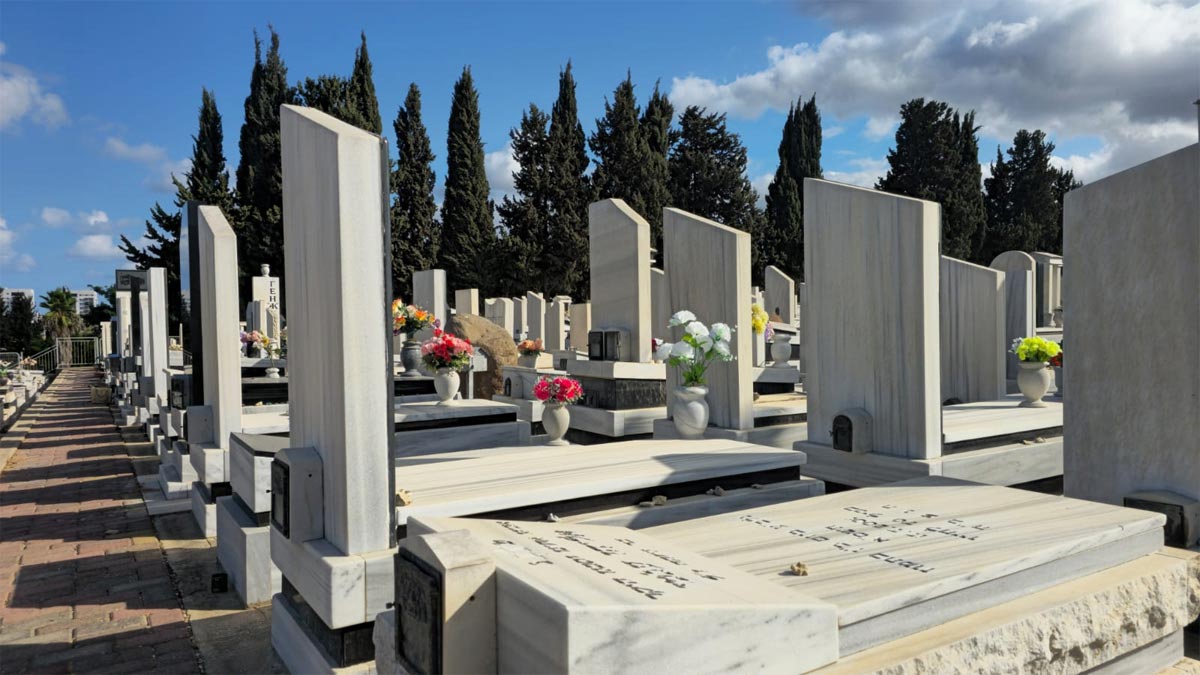 Цветы на кладбище в Израиле